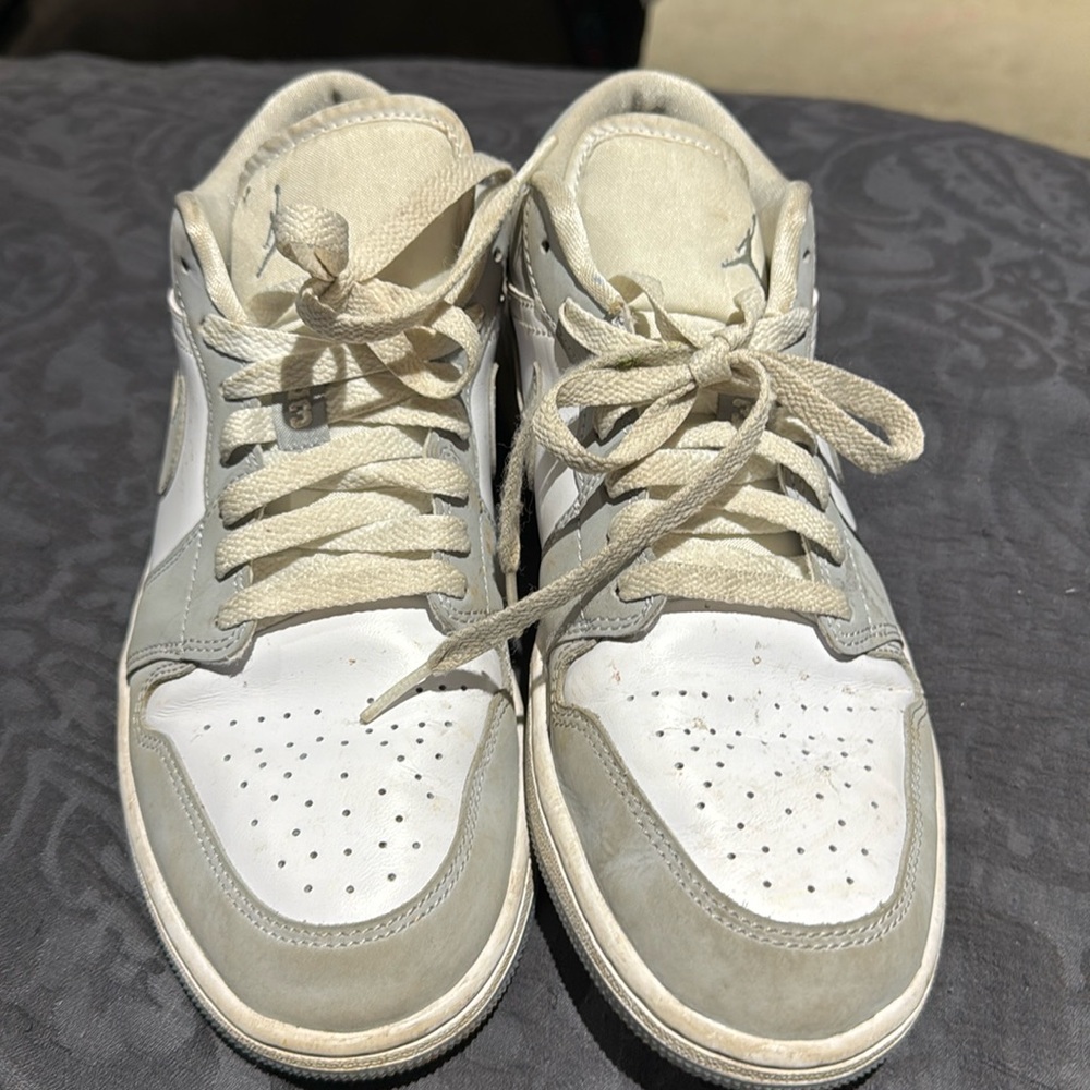 AIR JORDAN 1 LOW. Need to be cleaned still good shoe. Need new shoe strings